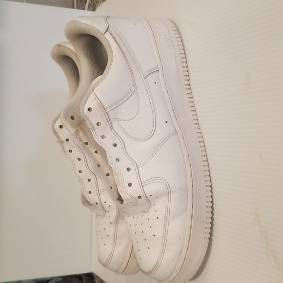 Mens  Nike tennis shoes in a great condition.